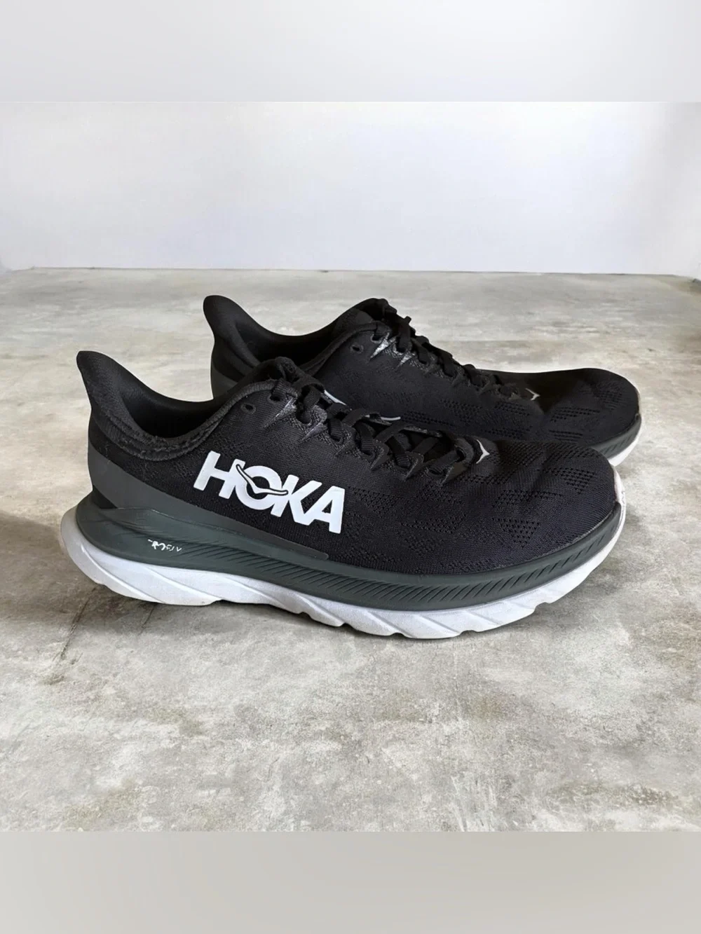 Hoka Mach 4 Black and White Running Sneakers Sz 9.5